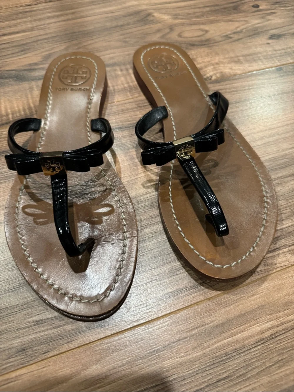 Tory Burch Black Patent Leather Bow Thong Sandals Well Worn size 6.5